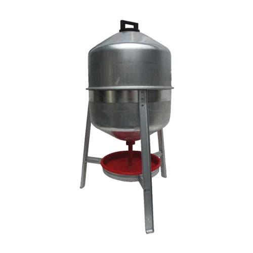 Kovinski napajalnik za perutnino na nogicah