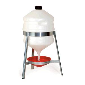 Plastični napajalnik za perutnino na nogicah